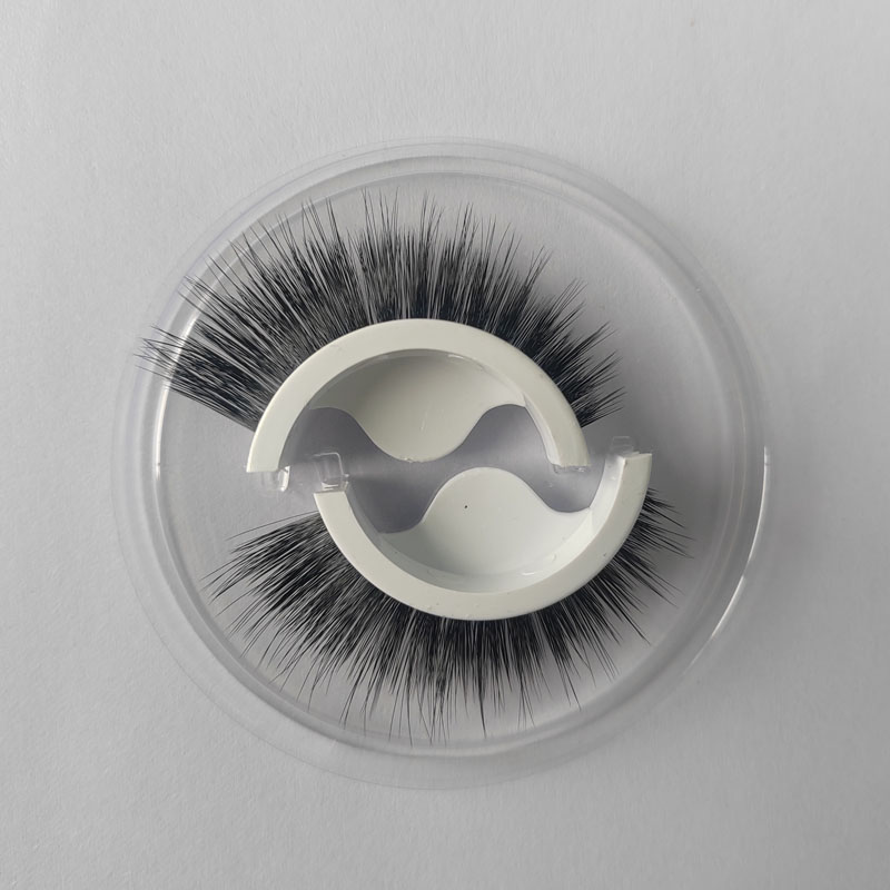 What convenient designs does Silk Eyelashes have?