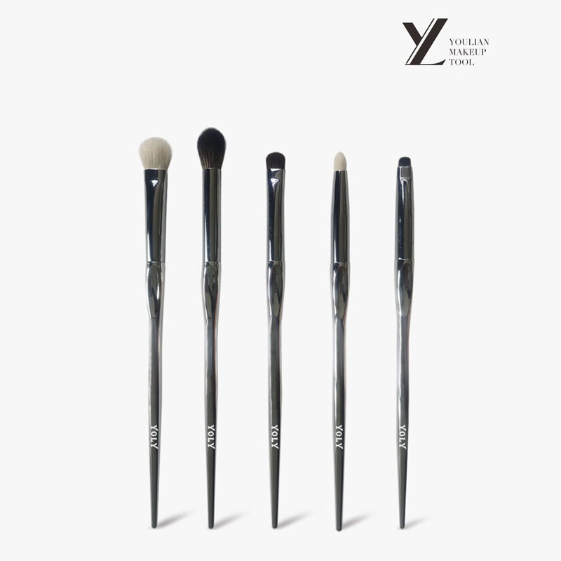 How Does Full Eye Brush Improve Eye Makeup Precision?
